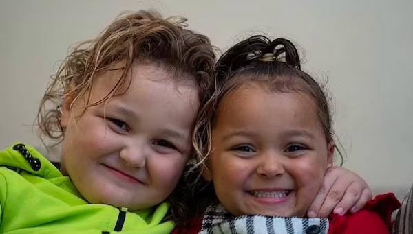 ولادة توأم بلوني بشرة مختلفين ورحمين منفصلين